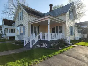 Country Cottage Living in the Town of Ticonderoga with Modern Amenities