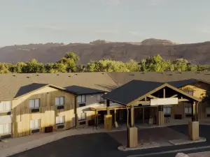 Slackline Moab, Outset Collection by Hilton