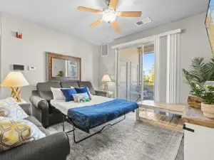 Butterfly Themed Kings Apartment with Private Garage & Access to Lux Hot Tub, BBQ & Gym