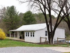 Cottage, Axe Throwing, Fire Pit, Creek, Close to AT and TC. Fenced yard