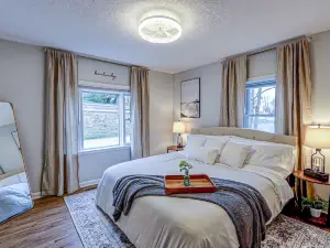 King Bed-Hot Tub-Arcade! Perfect for couples and families. Close to I-71.