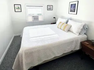 Idyllic Lakeside Beach Cottage Family Retreat