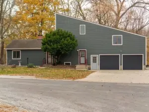 The Rest on the River - projector - fire pit - sunroom - contractors welcome