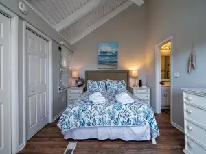2Br/2BA + Loft Cottage! Close to Beach! Golf Course Views! Amenity Cards Available!