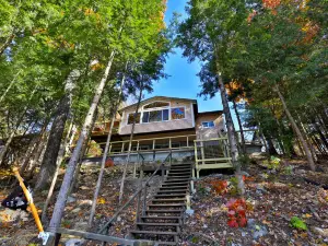 Waterfront Access and Rustic Comforts - Charming Lakeside Retreat