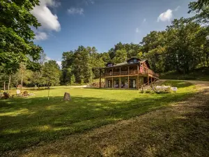 Cozy Log Cabin w/Hot Tub - King Bed - Private Acreage - Mississippi Getaway