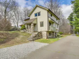 Charming Greenwich Escape Near Wooded Trails!