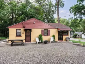 Spacious 3BR House With Firepit & Grill, Near Beach