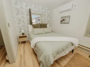 Walk to Cafe & Mall, One Mile to Dordt, Dog Theme