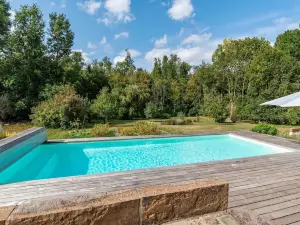 Cozy Holiday Home in Yèvre-la-Villa with Pool