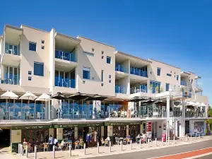 Mullaloo Beach Hotel & Apartments