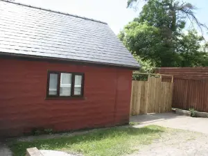 The Nook - Farm Park Stay with Hot Tub, BBQ & Fire Pit