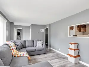 Cozy Retreat in Cincinnati 3 Bedroom Home by Redawning