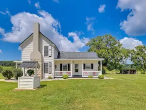 Charming Kentucky Farmhouse w/ Fire Pit & Grill!