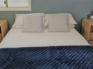 Neat, tidy, private one bedroom cottage retreat in Humpty Doo