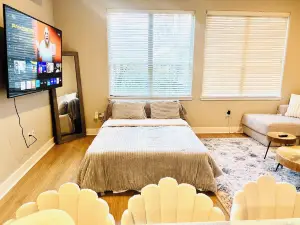 Chic Apartment Facing Towson Mall