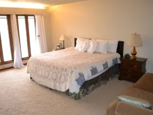 Riverfront, golf course retreat with pool!