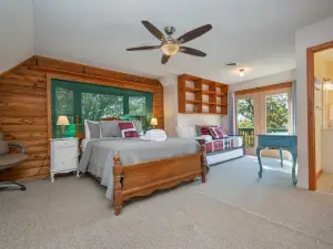 Serene Mountain Retreat - Breathtaking Views, Balcony & Deck