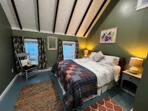 Bellecroft House - Beautifully renovated, stunning water-front getaway property