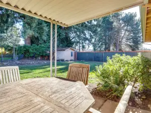10 Mi to Portland: Greenway Neighborhood Home