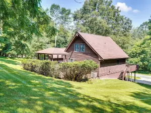 Cabin w/ Deck ~ 3 Mi to Apple Valley Lake!