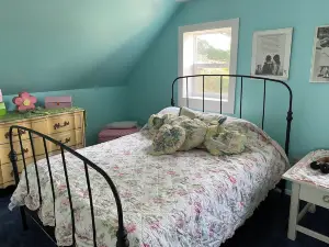 Charming 2-bedroom farmhouse upper level in peaceful Saint Croix Falls