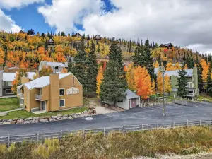 Mountain Adventure Retreat with Cozy Fireplace - Inviting Haven