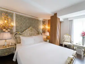 The White Hotel 8A Thai Van Lung