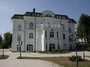 Trek Hotel Complex