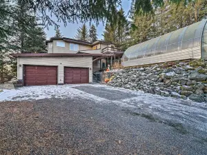 Waterfront Seldovia Bay Home Walk to Trails!