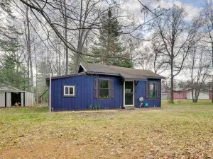 Bright Gladwin Cottage w/ Deck & Kayaks!