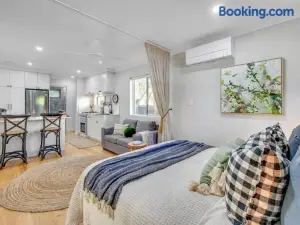 Comfort Cove - Quiet Luxury with Full Kitchen