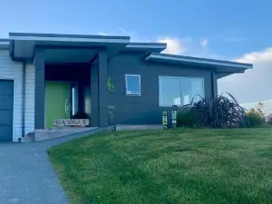 Moko Hiwi Escape Ruakaka - Tūī Suite