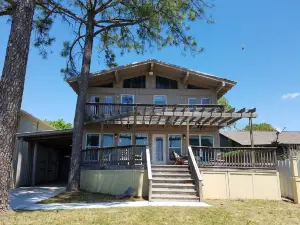 "Twin Pines”-Lakefront House w/Boat House,Kayaks,Pdlebrd,Canoe&Over Water Swings