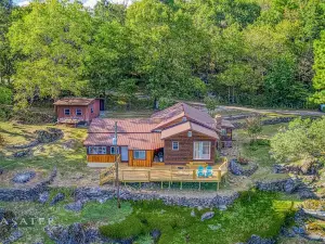 Best View! Beautiful Ozarks cabin ON rim of AR Grand Canyon! Many new updates