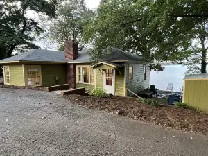 “The View” Lake Front Cottage w/Hot tub