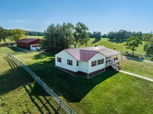 Farmhouse close to Wedding venues, Wineries, breweries, shops. Dogs welcome!