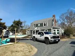 Minutes to the BEACH! Boat friendly, fire pit, bocci & large yard for famly fun!