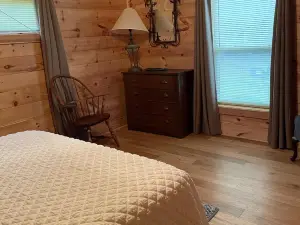 Secluded Cabin Retreat - Covered Deck, Near Wineries