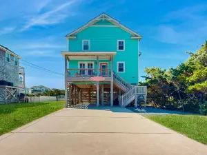 Gorgeous home with three decks, private hot tub & access to Club Hatteras pool
