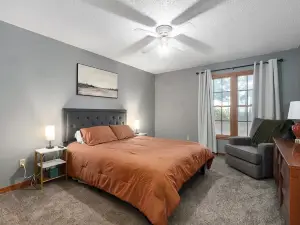 Spacious Home: Scenic 10 acres - game room - fireplace - firepit