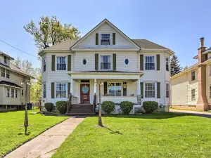 Top-Floor Lake Erie Apartment Walk to Lakefront!
