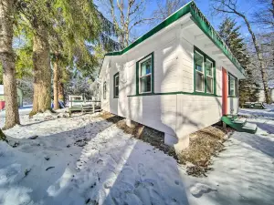 Riverfront Geneva Cottage on Grand River!