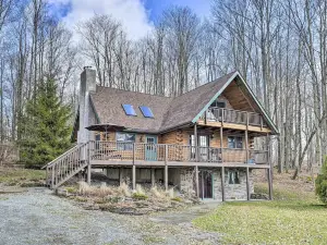 Secluded Pleasant Mount Cabin w/ Deck & Fireplace!