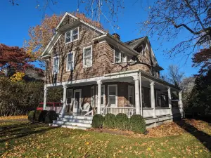 Classic Hamptons Home in the Amagansett Lanes - Walk to Beach and Town