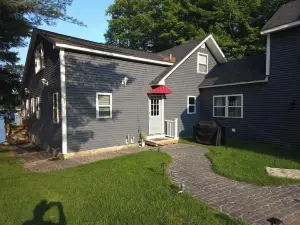 Luxurious Lakeside Retreat on Pequawket Lake