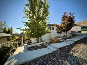 Scenic Views and Firepit Oasis - Charming Cozy Retreat