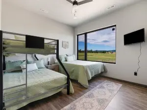 Hot Tub and Game Area with Stunning Views - Gorgeous Scenic Escape