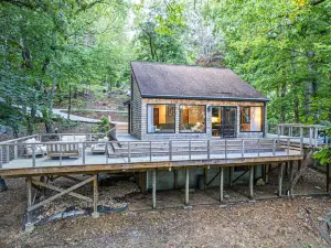 Cozy Retreat - Hot tub, Firepit, Grill, WiFi