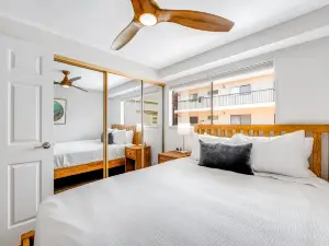 Lovely beach condo with lanai, AC, modern kitchen, pool & grills - walk Old Town